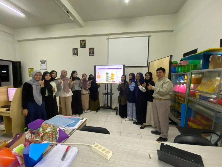 Serunya Mahasiswa FKIP UMC Belajar Coding